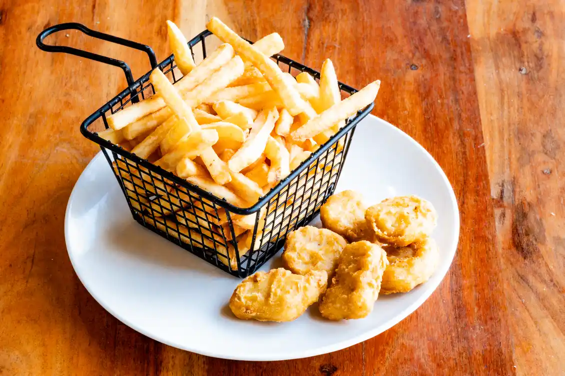 Friet met kipnuggets